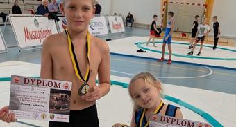 Pola i Oliwer Orlański z medalami mistrzostw Dolnego Śląska