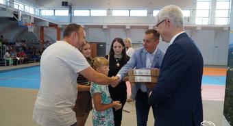 Dzieci z rodzin byłych pracowników PGR-ów odebrały komputery