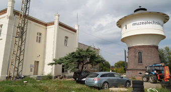 Zabytkowe budynki kolejowe w Jaworzynie Śląskiej odzyskują dawny blask