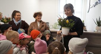 Przedszkolaki ze świątecznymi życzeniami