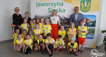 Przedszkolaki z życzeniami na dzień samorządowca