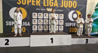 Młodzi judocy z medalami