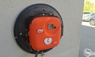 Rozpoczął się montaż defibrylatorów
