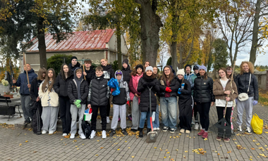 Porządkowali cmentarz